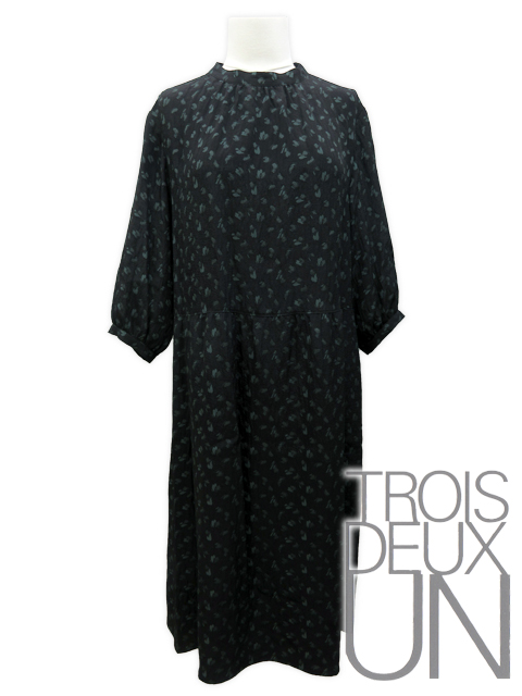 ＜TROIS DEUX UN /トロワ・ドゥ・アン＞一枚でエレガントな着こなしを叶えるフラワー柄ジャガードのワンピースです。(撮影サイズ：F2)