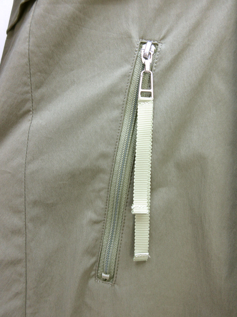 ポケットのファスナーはグログランリボン付き。