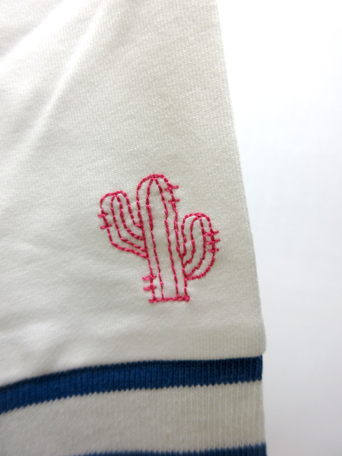 左袖にあしらわれたサボテンの配色糸刺繍が可愛いワンポイント。