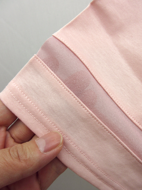 袖口シアー素材の切り替えデザインです。