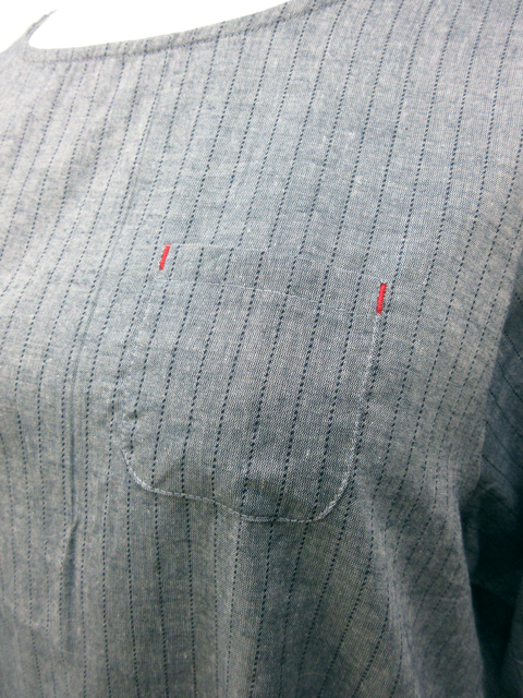 左胸ポケットの赤いステッチがキュートです。