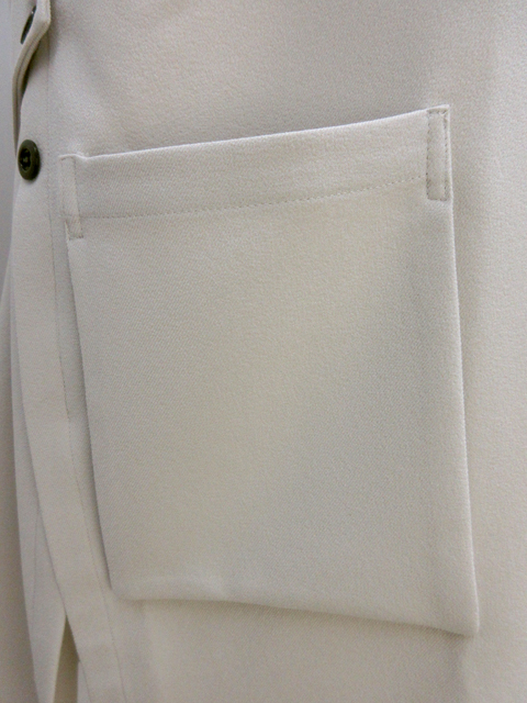 袋のようなデザインのポケットがポイント。