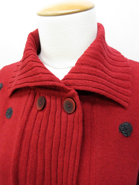 リブ編みの大きな襟です。襟元のボタンがアクセント。