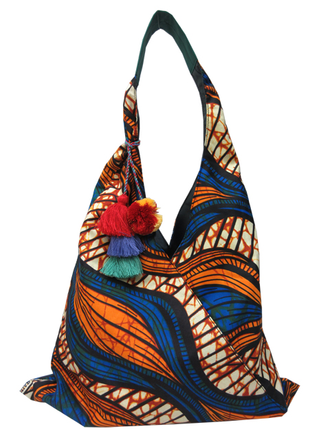 独特な柄とダイナミックな配色が特徴のアフリカン風プリントを使用した三角型トートバッグです。