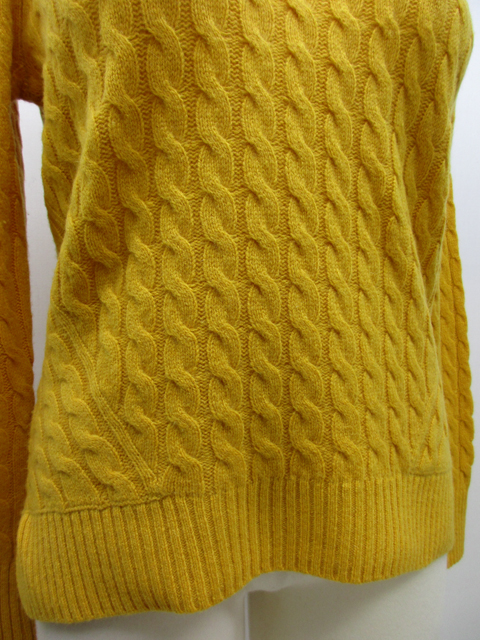 サイドの編み目を斜めに切り替えた裾です。