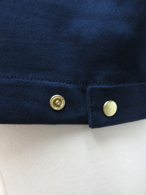 後ろ裾2ヶ所に裾幅を調節できるボタンがあります。