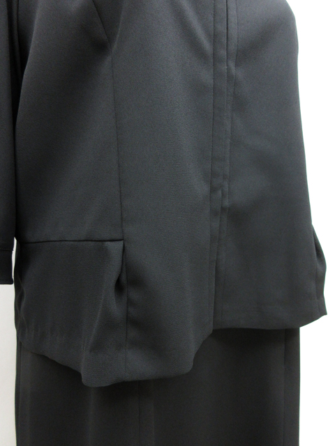 ジャケット部分は切り替えとタックでほんのり裾広がりになっています。