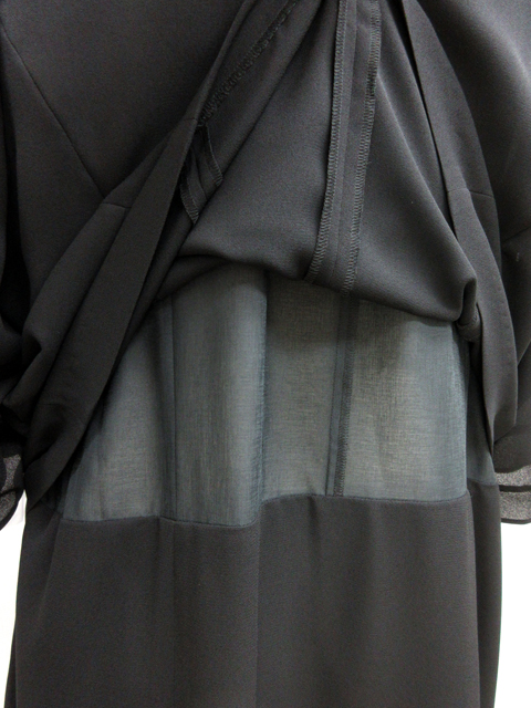 背中側もジャケット内側は薄手の別布を切り替えています。