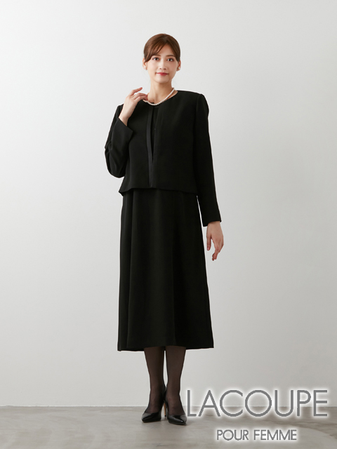 <LACOUPE /ラ・クープ>品のいいノーカラーのジャケットに、脱ぎ着しやすい前開きワンピースを組み合わせたアンサンブルです。(撮影サイズ:F)