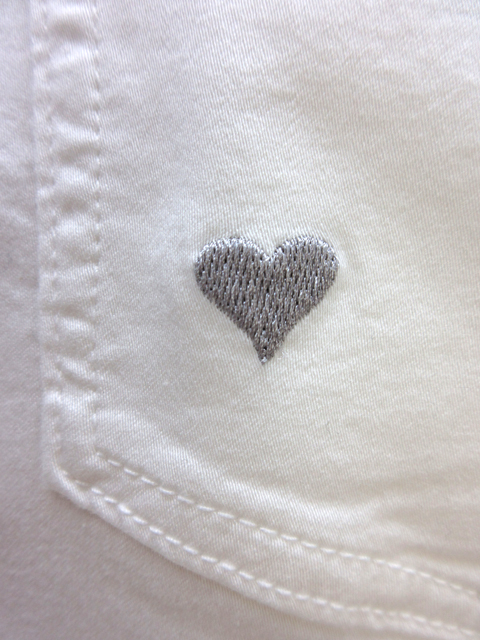 ヒップポケットのハート刺繍がキュートなアクセント。