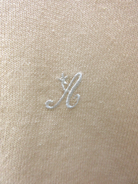 左裾のAの刺繍がワンポイント。