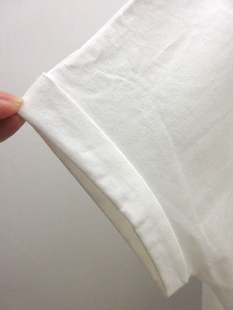 袖口の折り返しがアクセント。