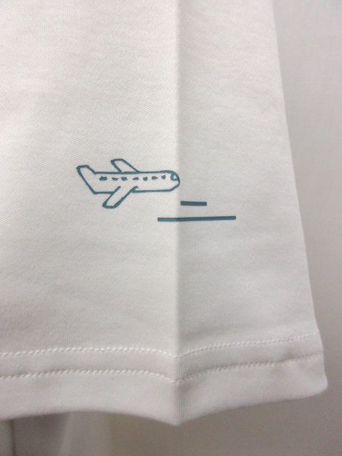 左袖に配色でプリントした飛行機がワンポイント。